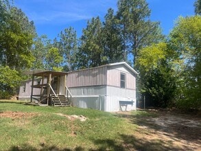 Building Photo - 3 Bed, 1 Bath Trailer