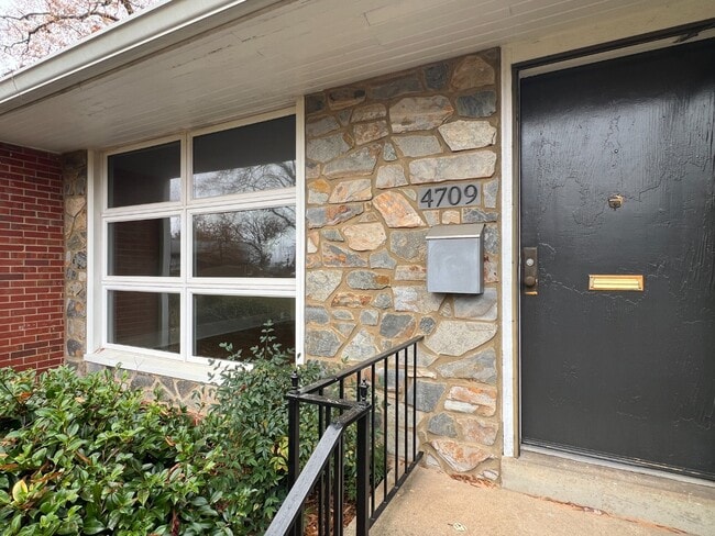 Building Photo - 3 BED CONDO IN PERFECT LOCATION!