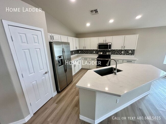 Building Photo - 9732 E Kiowa Ave