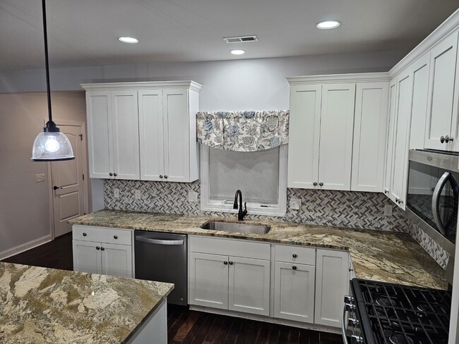 Building Photo - 1046 Grandset Dr