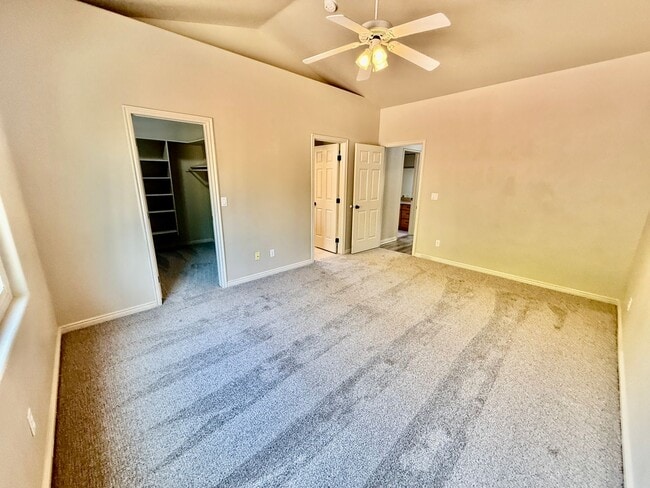 Building Photo - Great Find in Royal Oaks!