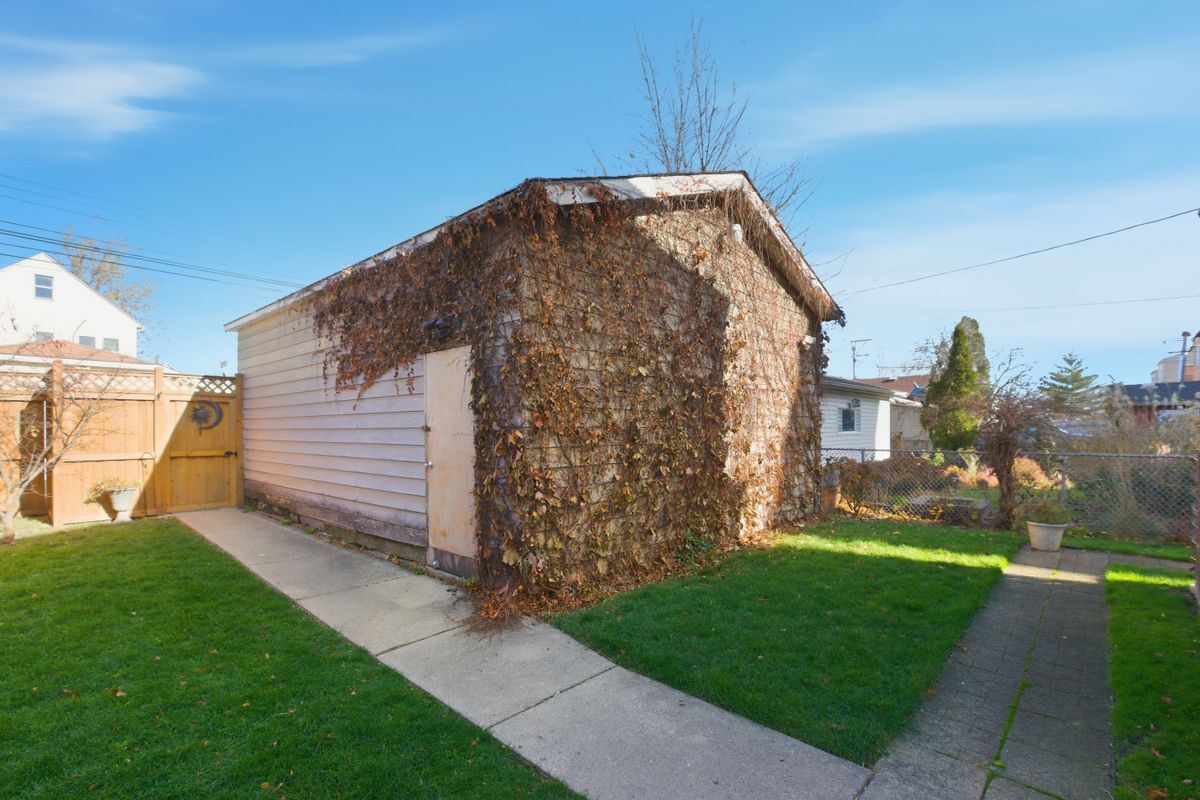 Building Photo - 5434 W Wrightwood Ave