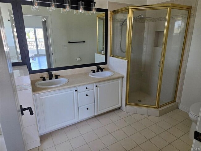 Building Photo - Great 2 Bedroom, 2.5 Bath in Los Angeles