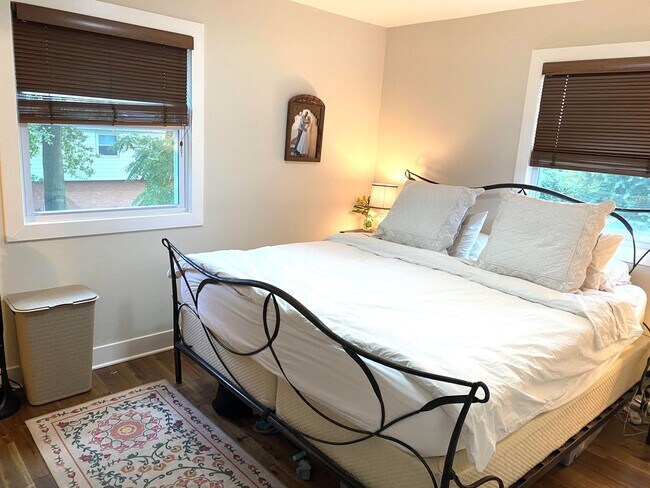 Building Photo - Beautifully remodeled 5 bed / 3 bath on pr...