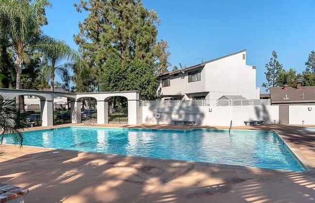 Building Photo - 3 Bedroom Townhome: Prime Location with Pool, Clubhouse and More!