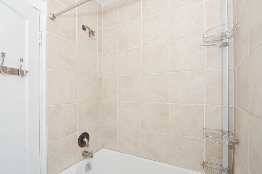 Building Photo - 549.5 W Surf St