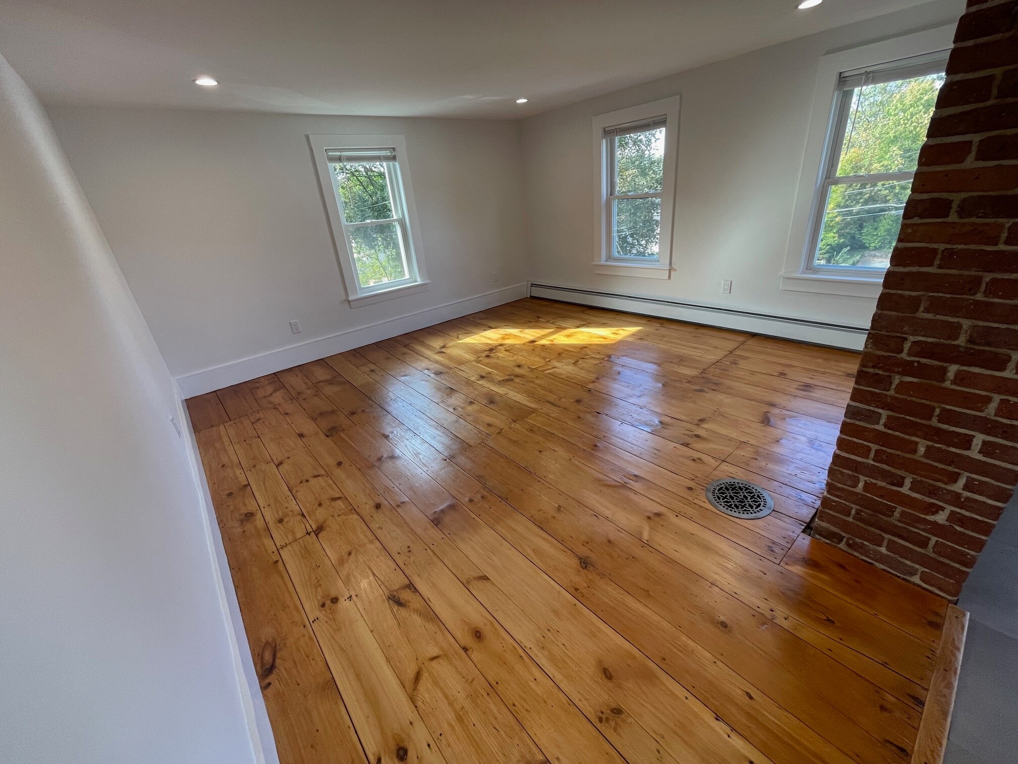 Living Room - 13 Middle St