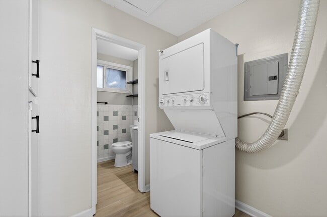 Building Photo - 2046 Rutherford St