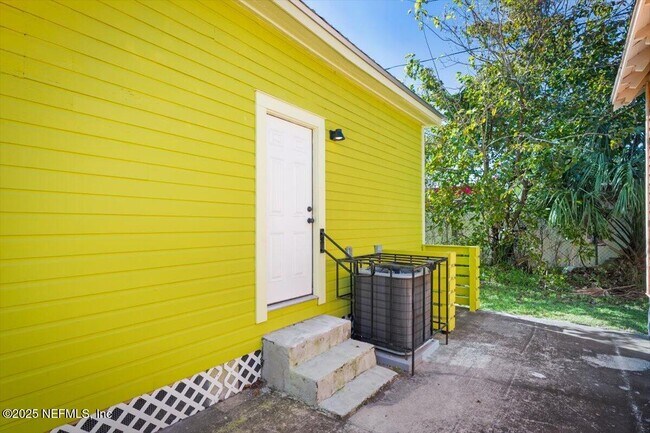 Building Photo - 1946 Redell St