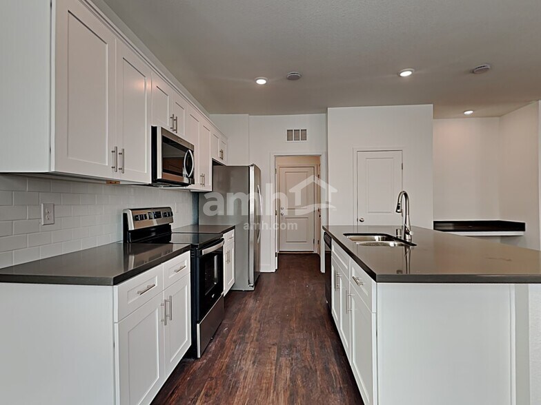 Building Photo - 8927 Tiger Tooth Ave