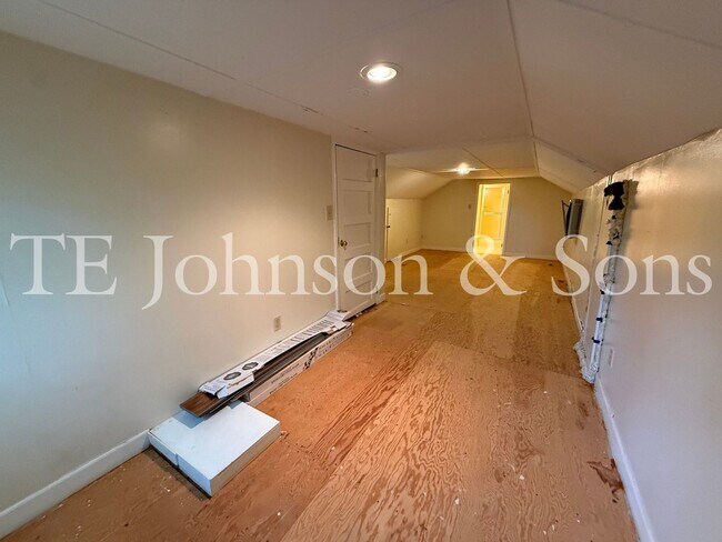 Building Photo - Spacious 3 Bedroom Home with Primary Suite on Main Level and 2-Car Carport