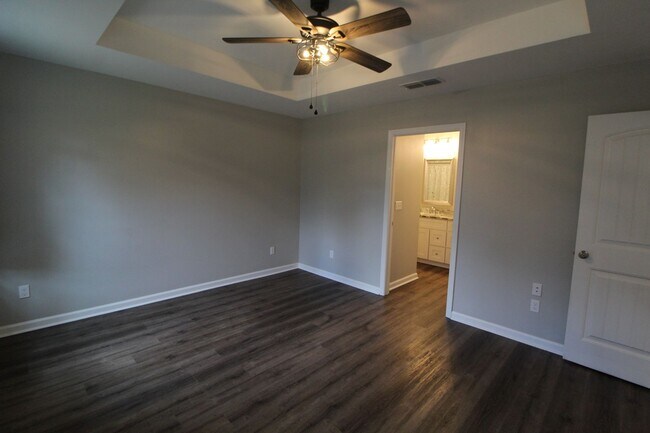 Building Photo - 3 Bedroom in Magnolia Gardens Available Now!