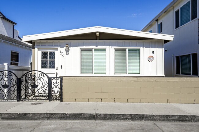 Building Photo - "Turnkey and Fully Remodeled Beachside Ret...