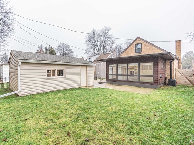 Building Photo - 7107 N Melvina Ave