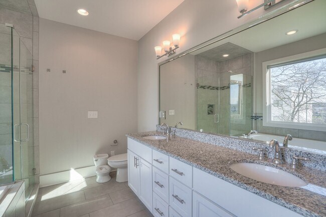 Building Photo - 908 Youngs Ln