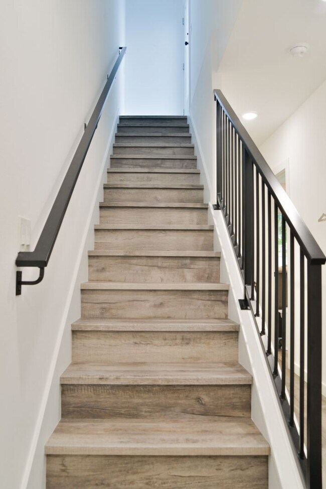 Building Photo - Modern 3 bed/ 2.5 bath townhome in Ballard!