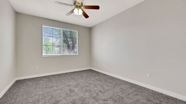 Building Photo - Gorgeous 3 bedroom Condo in Green Valley