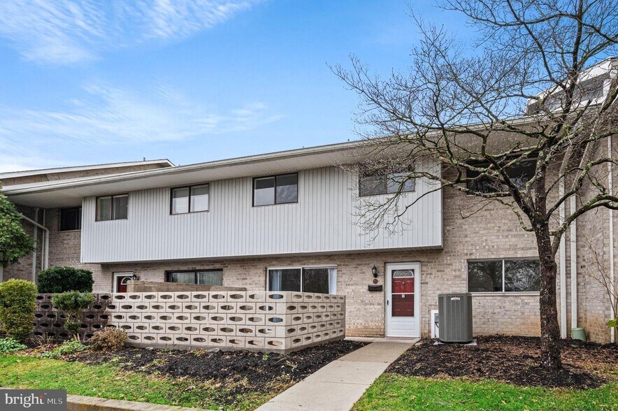 Building Photo - 1518 Manley Rd