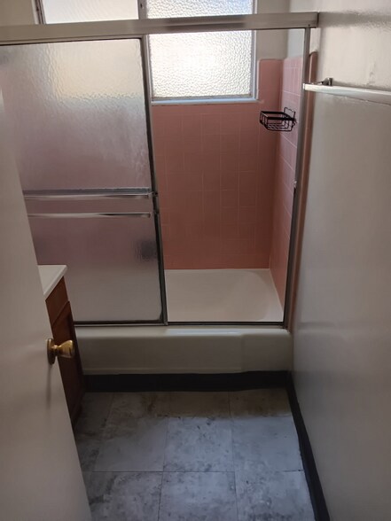 Building Photo - 911 S Marengo Ave