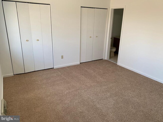 Building Photo - 468 Lynetree Dr