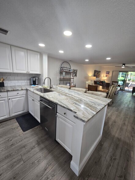 Building Photo - 26 S Forest Beach Dr