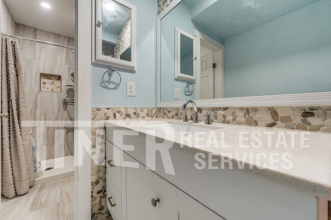 Building Photo - 324 Bridge Pl