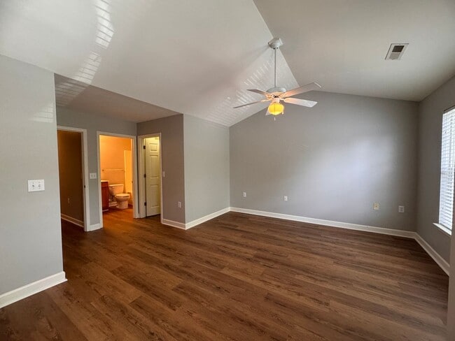 Building Photo - 2BR 2.5BA Townhome with Screened Porch
