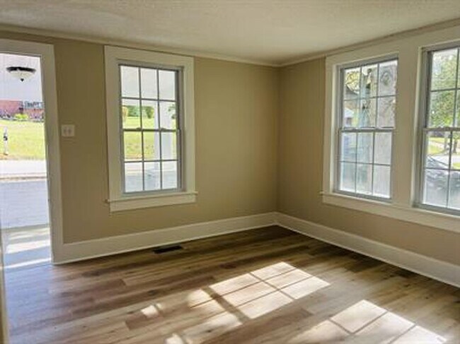 Building Photo - 3/2 Available Now!