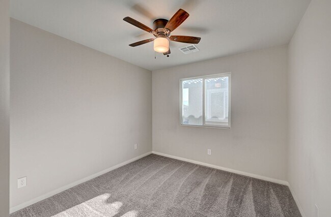 Building Photo - Spacious 4 Bedroom Home!