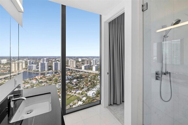 Building Photo - 18555 Collins Ave