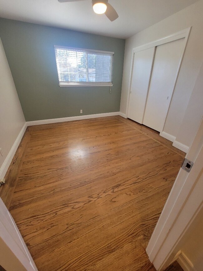 Building Photo - "Charming 3-Bed, 1.5-Bath home