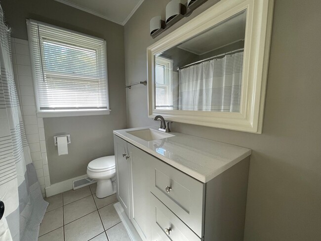 Building Photo - Two Bedroom Duplex in Portage