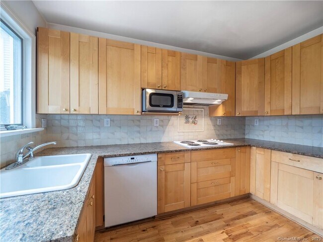 Building Photo - 8 Maplewood Terrace