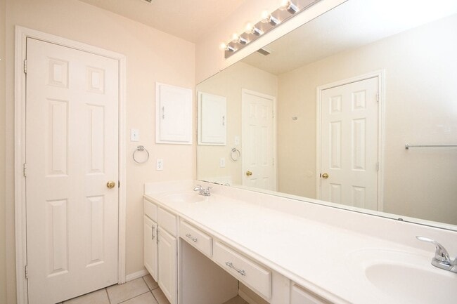 Building Photo - 10430 Sanibel Falls Ct