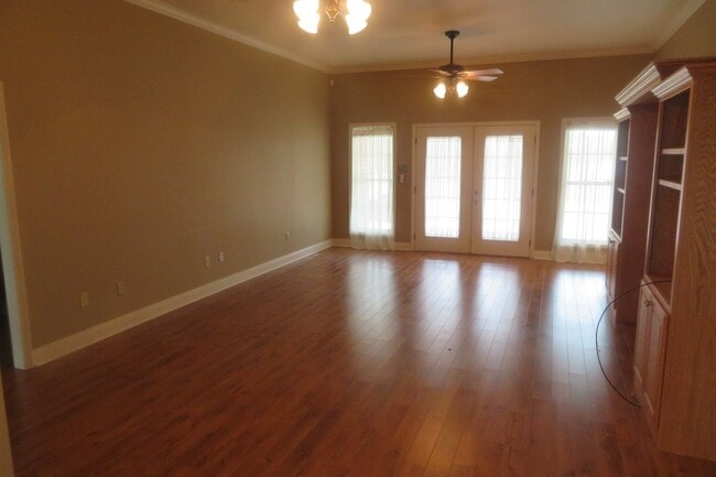 Building Photo - 442 Country Club Rd