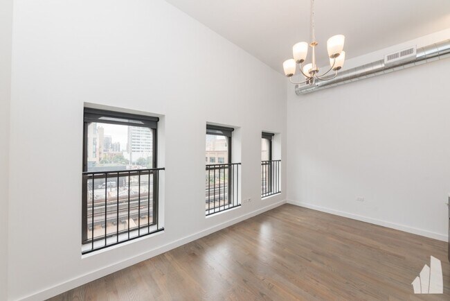 Building Photo - 630 W Lake St