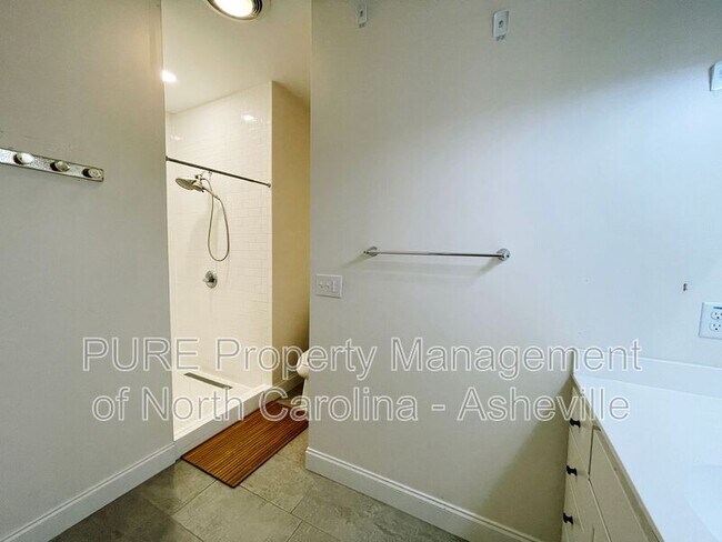 Building Photo - 125 Ashwood Rd