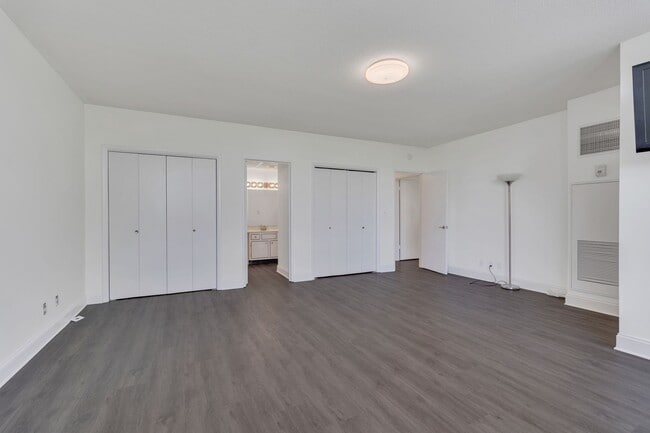 Building Photo - 6666 Brookmont Terrace