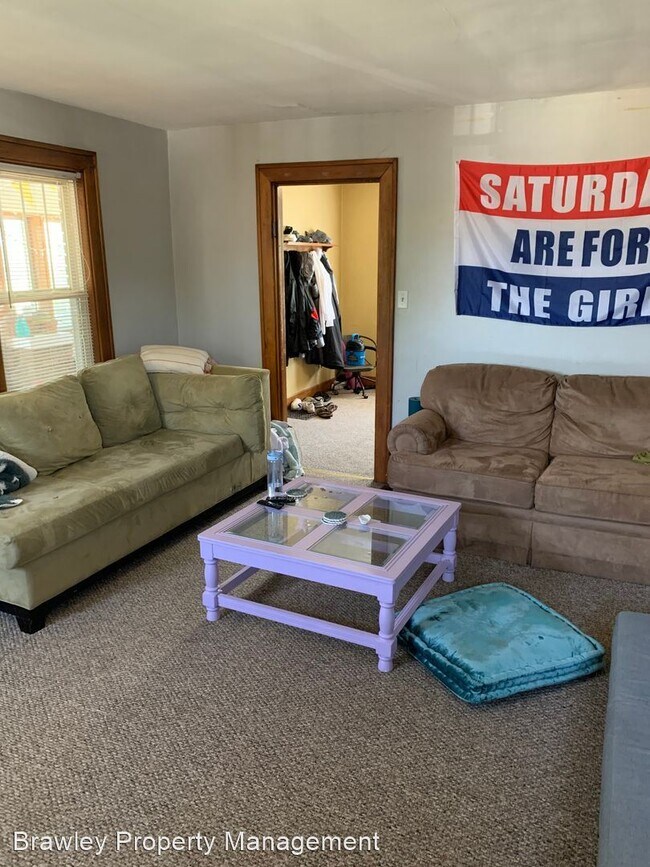 Building Photo - 5 br, 2.5 bath House - 114 E. 1st St