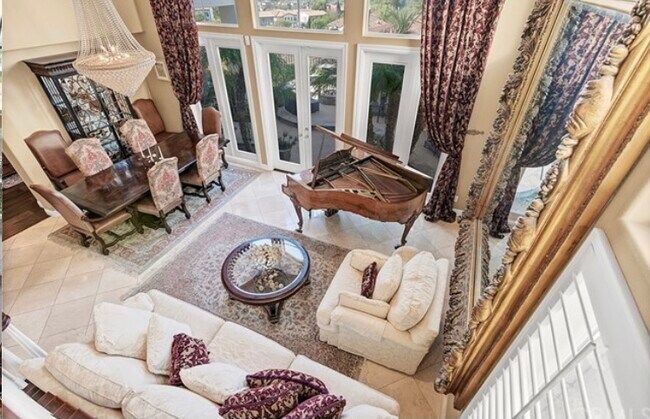 Building Photo - 9 Marisol