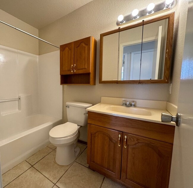 Building Photo - Gorgeous 3 bedroom 2 bathroom home