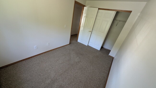 Building Photo - 4 bedroom 2.5 bath home