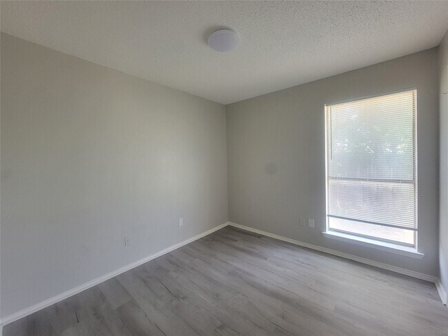 Building Photo - 3411 Stonewall Ln