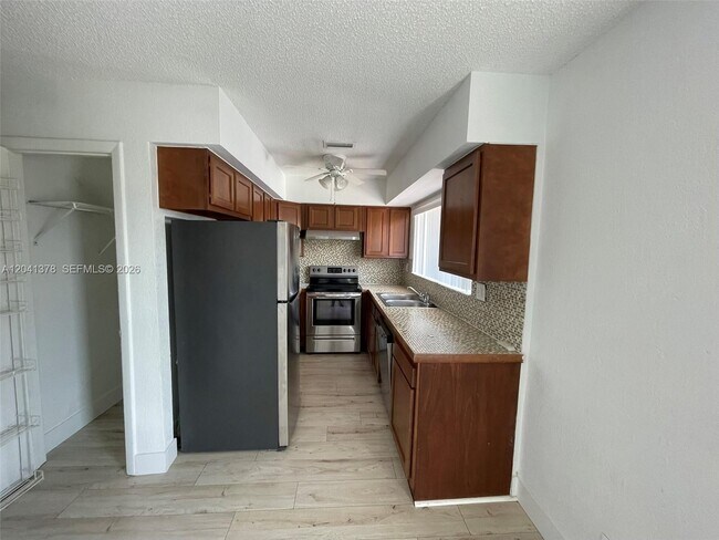 Building Photo - 2580 Coral Springs Dr