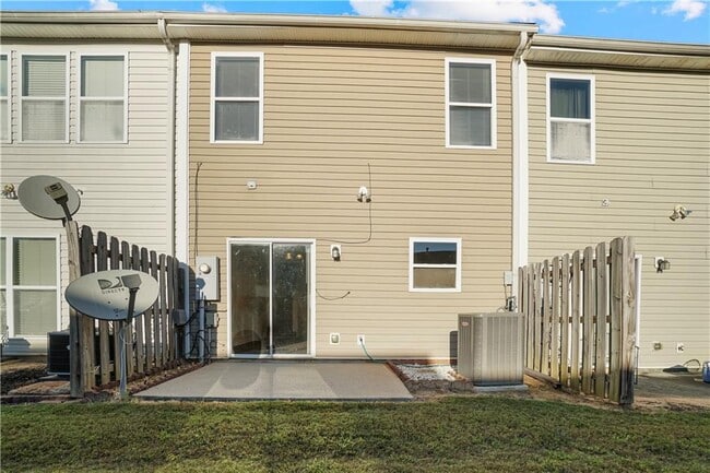 Building Photo - 1938 Dilcrest Dr