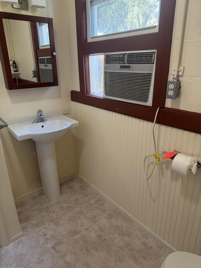 Building Photo - 521-512 12th Ave N