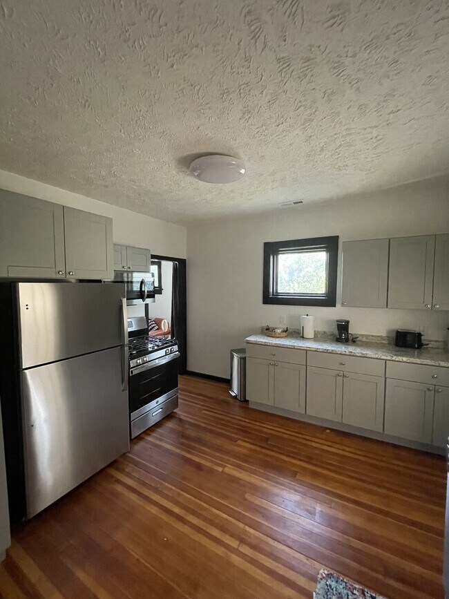 Building Photo - 12th Street Luxurious Suite