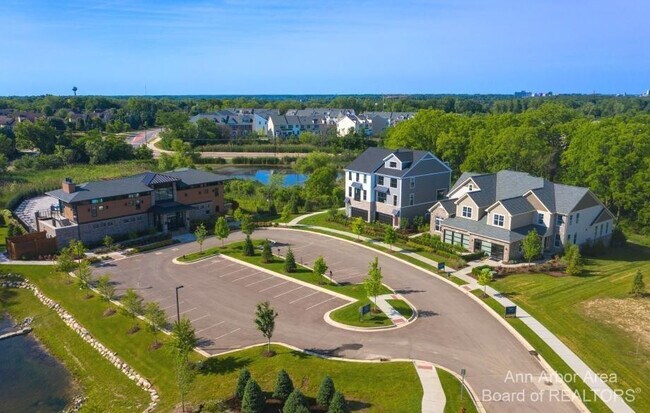 Building Photo - 2704 S Spurway Dr