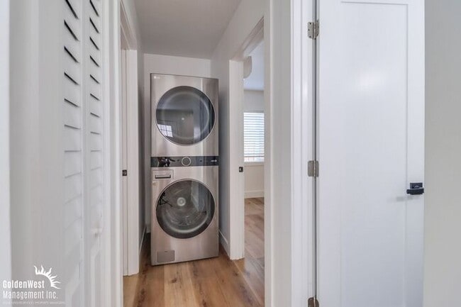 Building Photo - Modern 2Bdm 1Ba Apartment in the Azalea Pa...