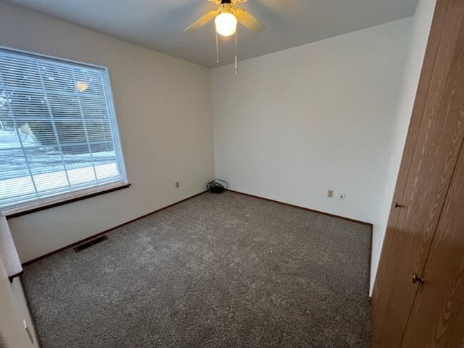 Building Photo - 3 bedroom/1.75 bath rambler style home! 1,272 sq ft